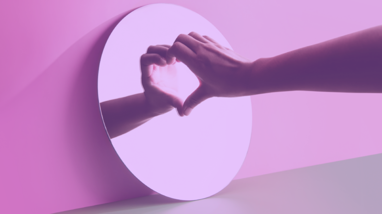 Imagen de espojo haciendo un corazón con las manos