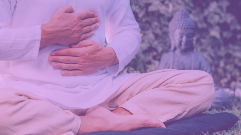 Joven meditando con manos en el estómago meditando con Vipassana