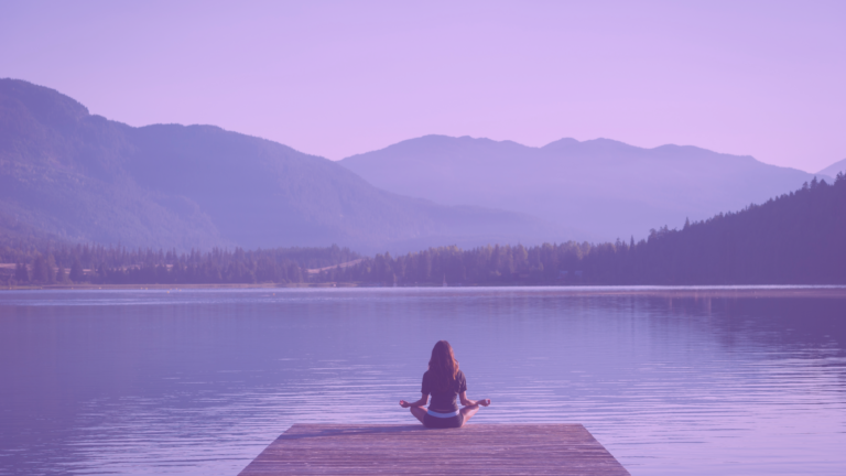 Mujer meditando frente al agua