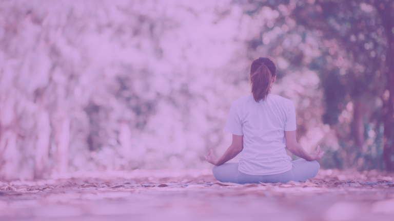 Foto de mujer meditando